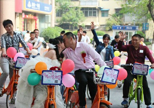 低碳环保的浪漫—— 90后济宁小伙蹬公共自行车娶媳妇