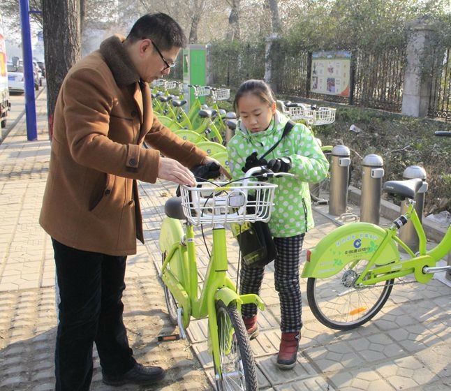 河南安阳：公共自行车受青睐