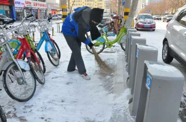 山东大地公共自行车工作人员风雪无阻保障市民骑行展现永安精神风采