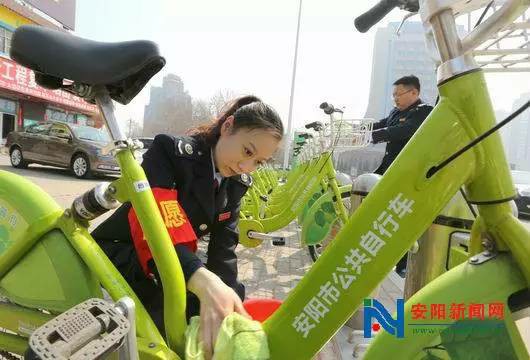 安阳：国税志愿者为公共自行车义务保洁