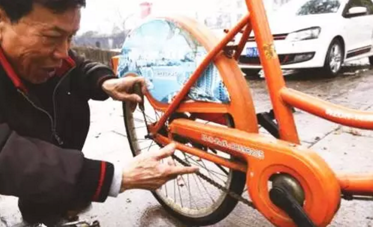 74岁老人3年免费修4000辆公共自行车