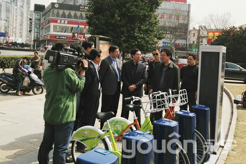 镇江公共自行车停放点开装  千辆自行车投运