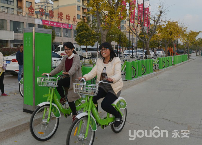 河南省柘城县：公共自行车服务正式投入使用  群众试骑