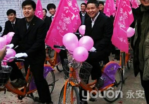 永城一对新人办创意婚礼  迎亲车队骑自行车