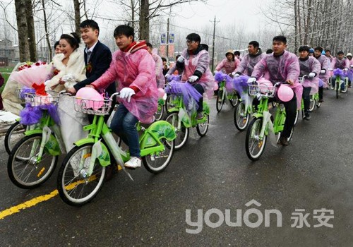 【今日头条】永安公共自行车助90后小伙迎娶新娘，演绎冬日别样浪漫。