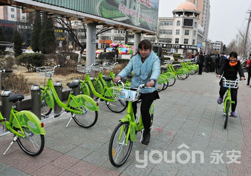 山东枣庄山亭：市民喜迎公共自行车正式“上岗”