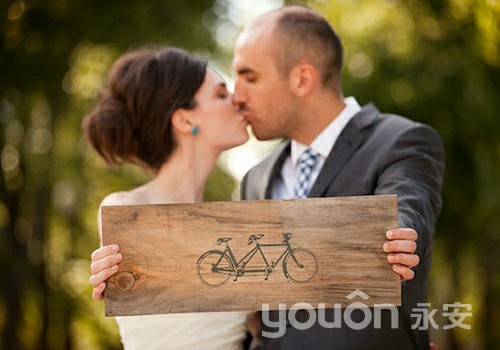 菏泽小伙骑公共自行车迎娶新娘