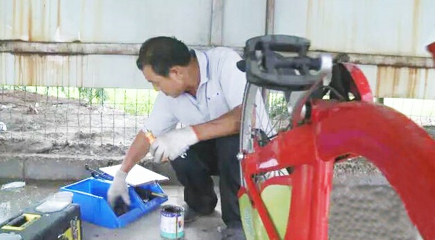 热心师傅路边修理公共自行车 保障市民骑行安全
