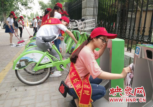 商丘百余名高校生自发组织给公共自行车洗澡