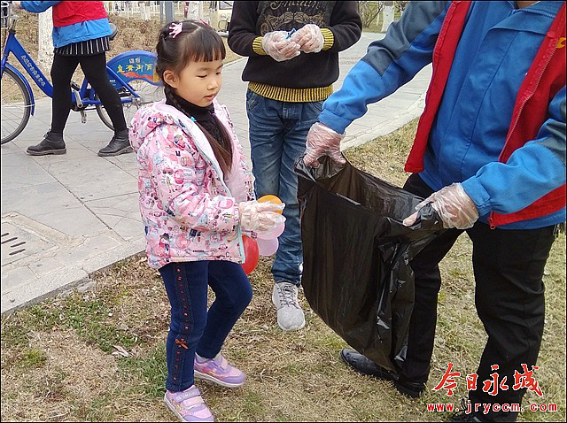 亲子义务捡垃圾 环保公益记心里
