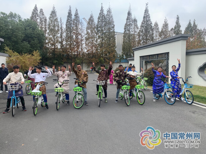青海黄南的43位西部学子来到常州,在永安行总公司园内与共享交通近距离接触