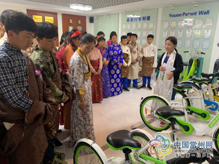 青海黄南的43位西部学子来到常州,在永安行总公司园内与共享交通近距离接触