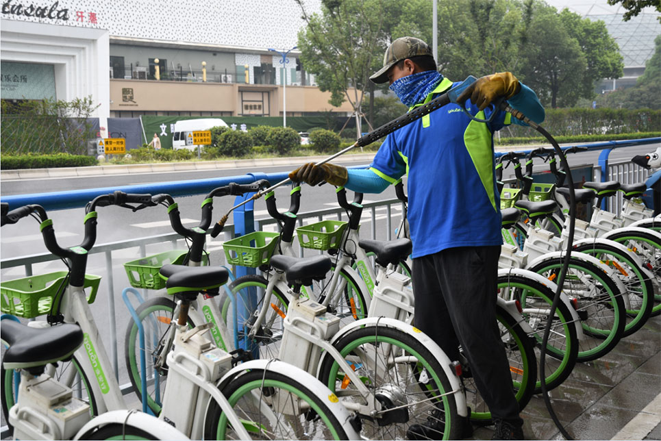 世界无车日，志愿者走上街头擦亮共享助力车