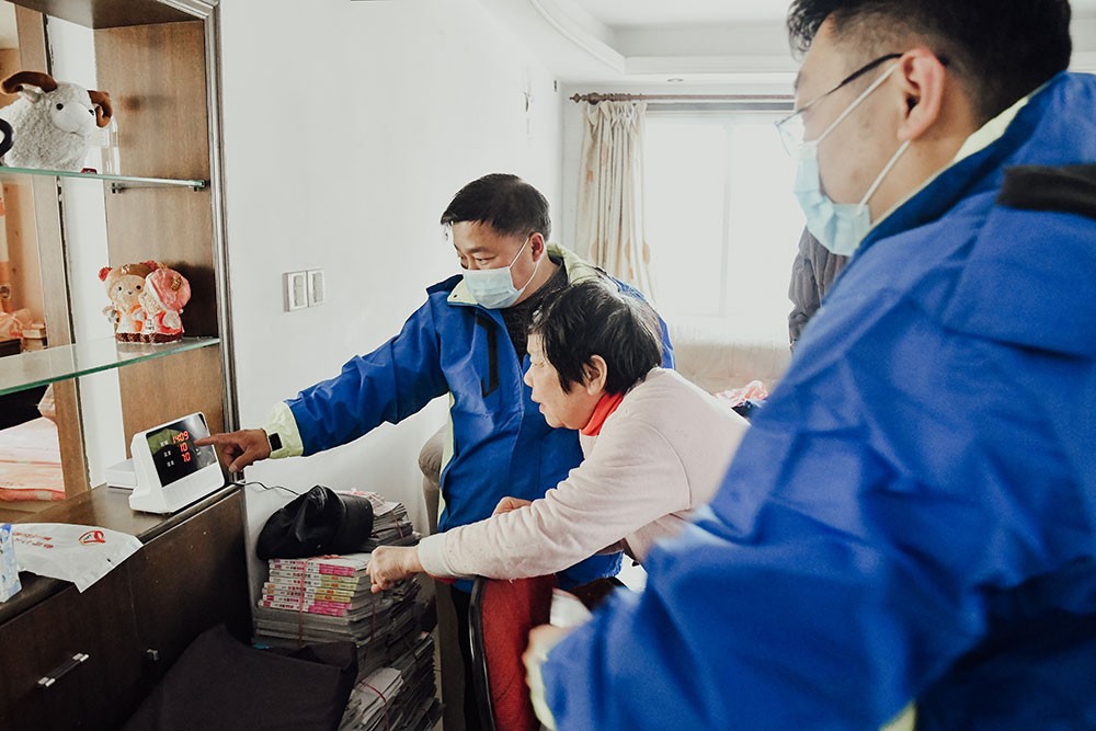 智能机器人给老人当“保姆” 紧急需求一键解决
