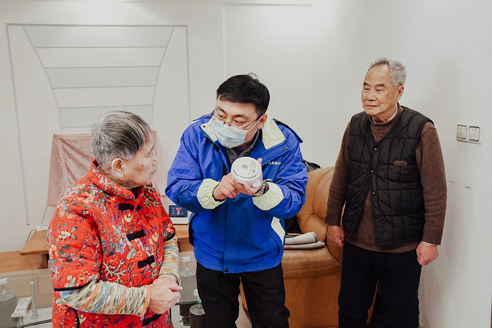 工永安行作人员上门给老人讲解演示智能机器人功能1