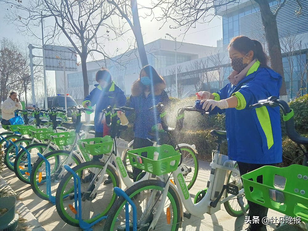 保障出行需求，他们每天为3800辆助力车消毒