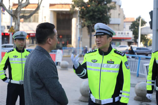 推广绿色骑行交警支队的警察叔叔骑起了共享单车1