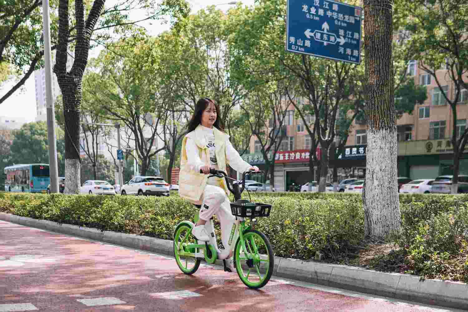 天气转暖市民骑行“升温” 永安行加强站点调度及维保力度