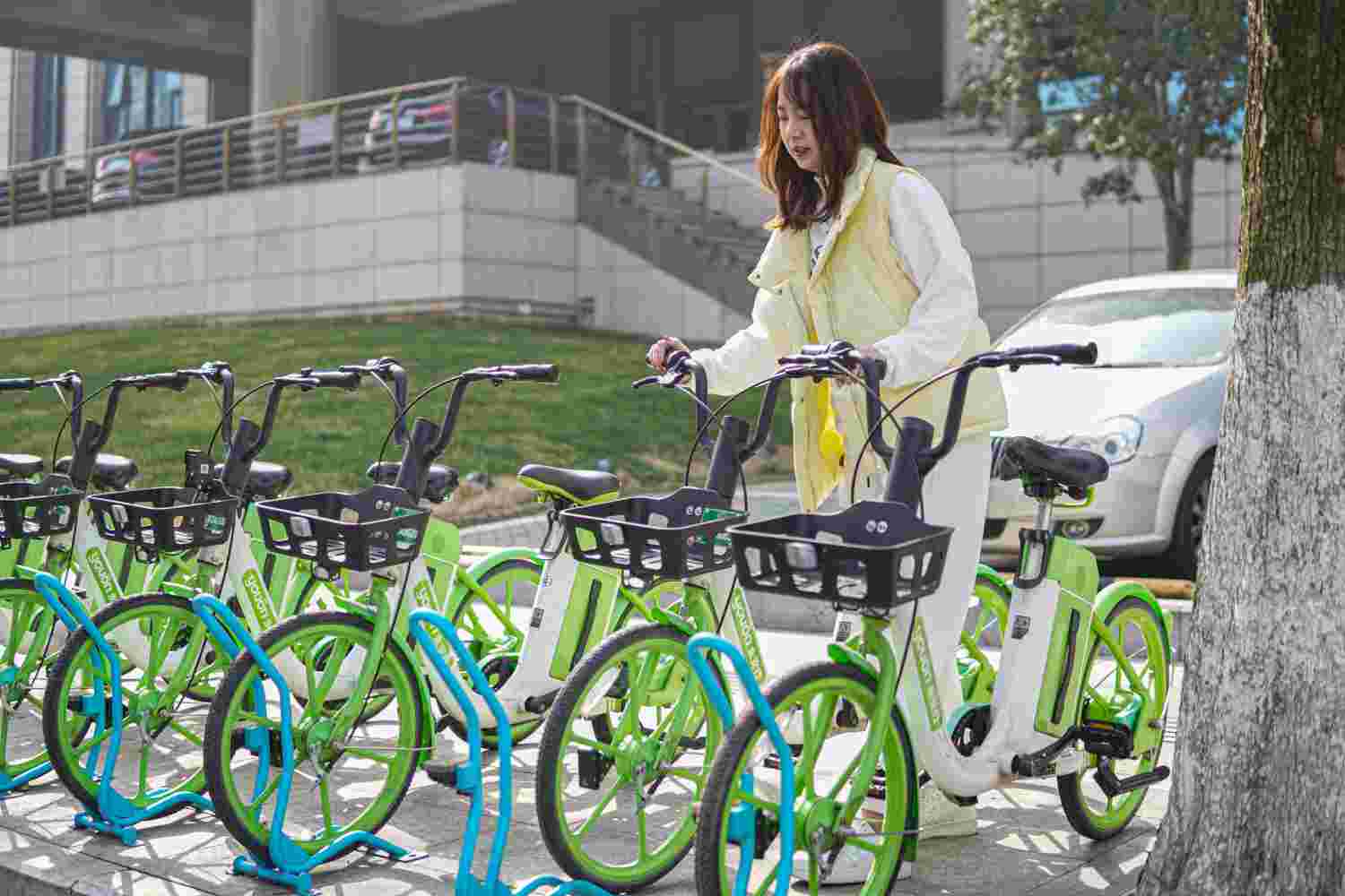 天气转暖市民骑行“升温” 永安行加强站点调度及维保力度