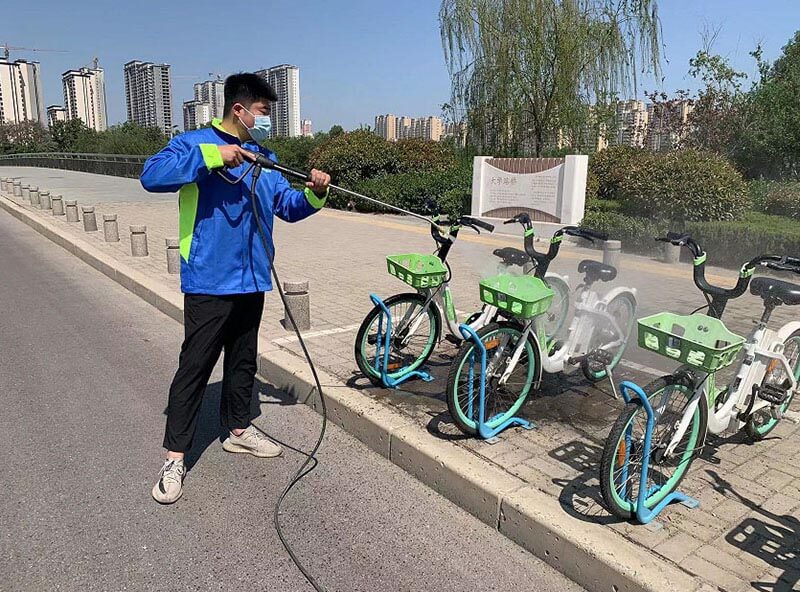 机器冲洗+人工擦拭，让助力车重现靓丽“容颜”