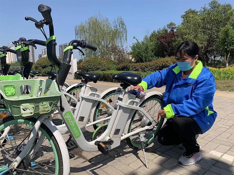 机器冲洗+人工擦拭，让助力车重现靓丽“容颜”2