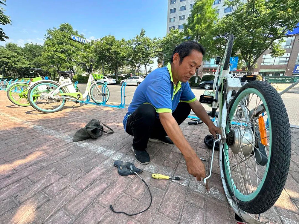 高温下的坚守：每天检修200余辆故障车，确保市民骑行安全