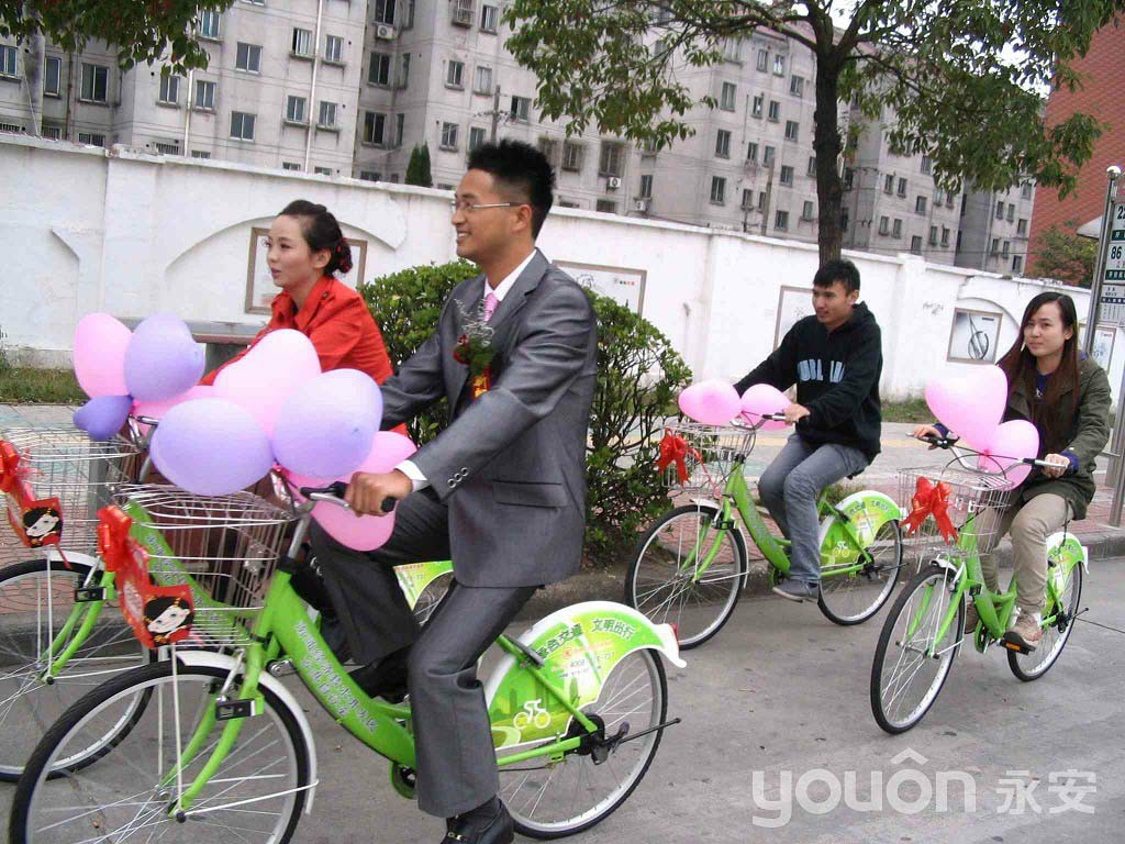 南通一对新人举行绿色婚礼  自行车当婚车