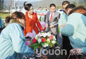 徐州：举办公共自行车婚礼  32位同事当伴郎伴娘