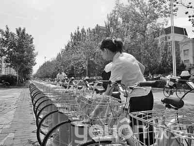 市民刷卡取车。本报记者