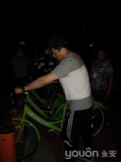 黑河：央视著名主持人毕福剑与公共自行车员工合影及试骑自行车