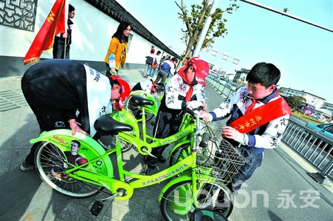 苏州：给公共自行车洗脸也是学雷锋
