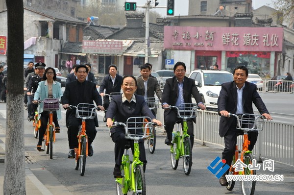 镇江“公车”试行首日  市长朱晓明骑车体验