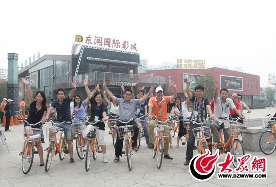 采访团记者做好准备体验公共自行车。 记者 郭豪 摄。
